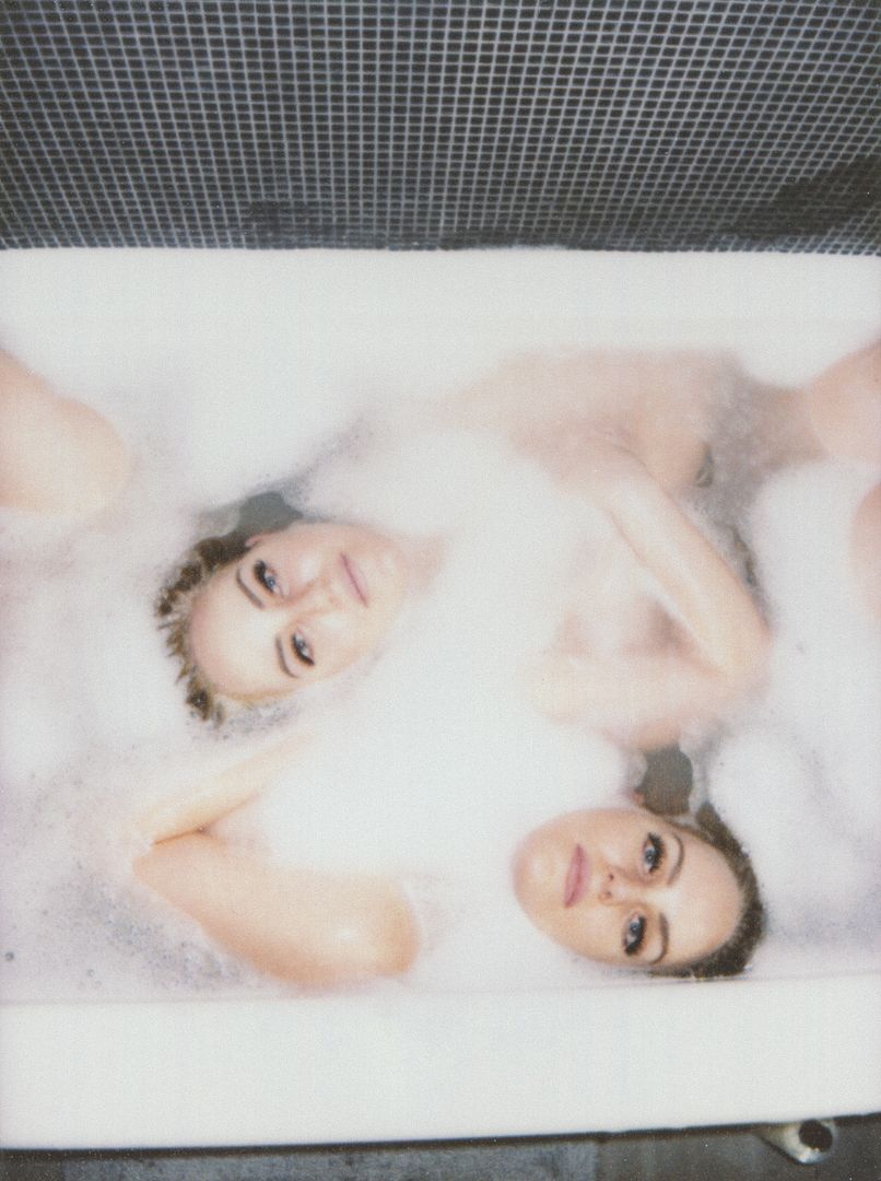  photo bubblebath-twins-canada-twins-beckermans-beckermantwins-sisters-caillibeckerman-sambeckerman-samanthabeckerman.jpg