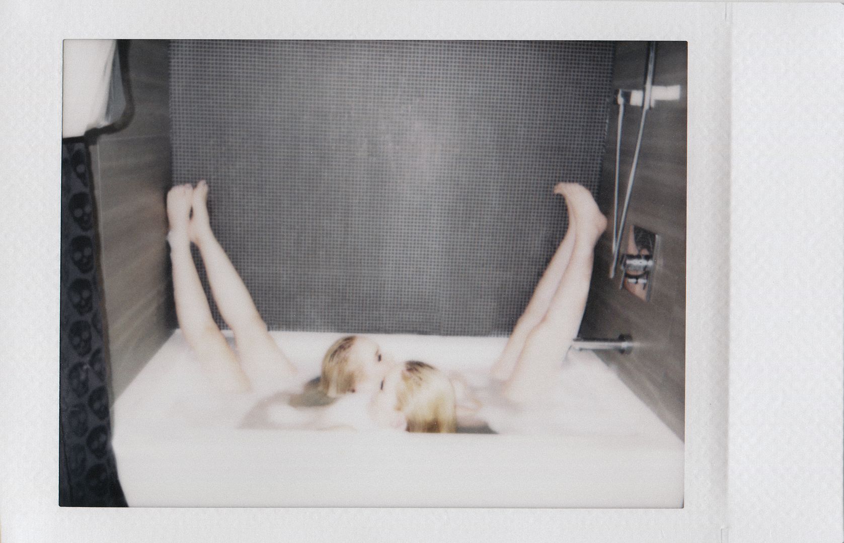  photo instaxphotoshoot-beckerman-girls-jacylnlocke-beckermangirls-sambeckerman-samantha-beckerman-canada-caillibeckerman-toronto-jaclynlocke-bubbles-bubblebath-twins-tub.jpg