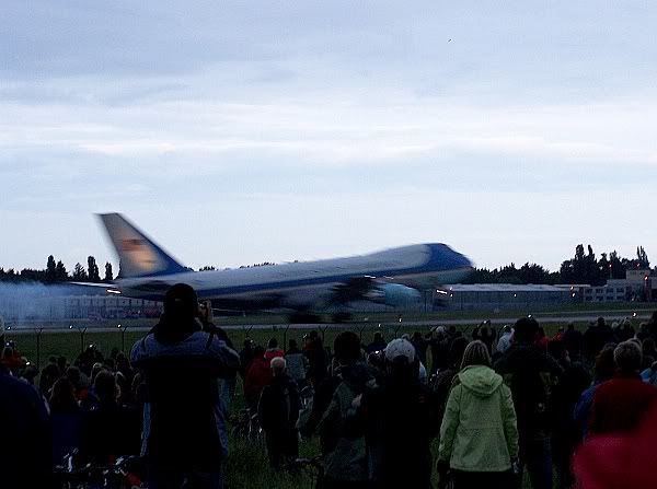 http://i66.photobucket.com/albums/h273/go-stirl/airforceone/Obama_DD063.jpg