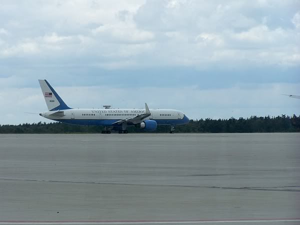 http://i66.photobucket.com/albums/h273/go-stirl/airforceone/Obama_DD092.jpg