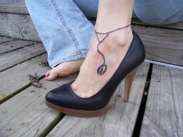 Nicole Richie rosary tattoo in her left ankle Nicole Richie rosary tattoo in her left ankle