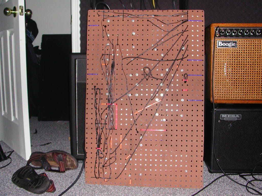 Did someone here have a pedalboard with a pegboard base? Effects and