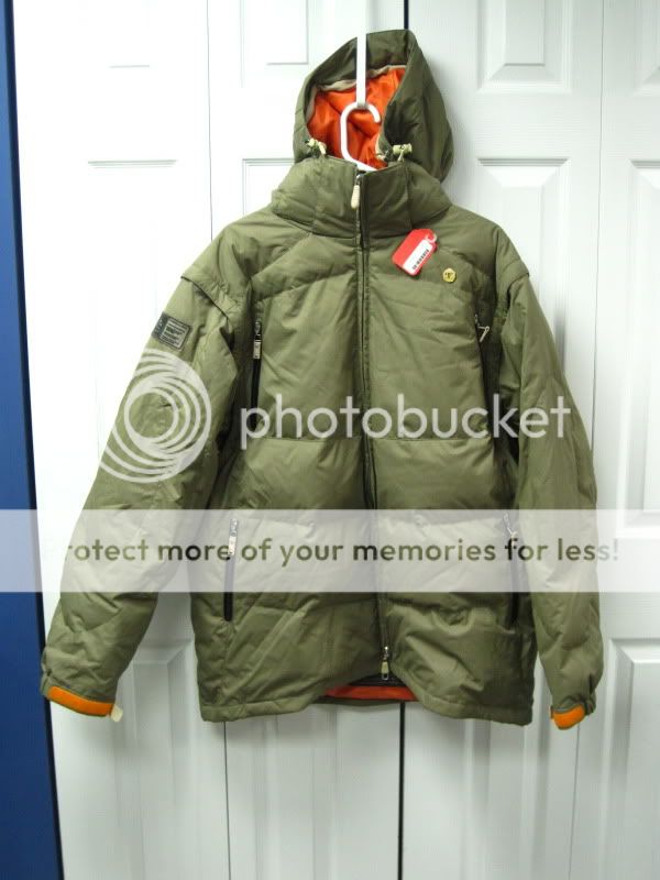  win one DC MTN LAB Green Snowboard Jacket in a size XL. The jacket 